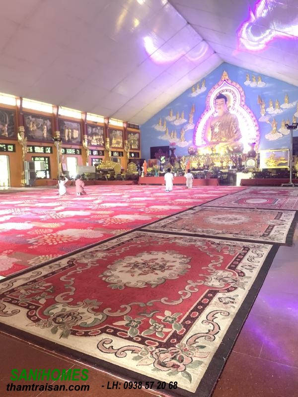 Thảm trải không gian chính điện nhà chùa