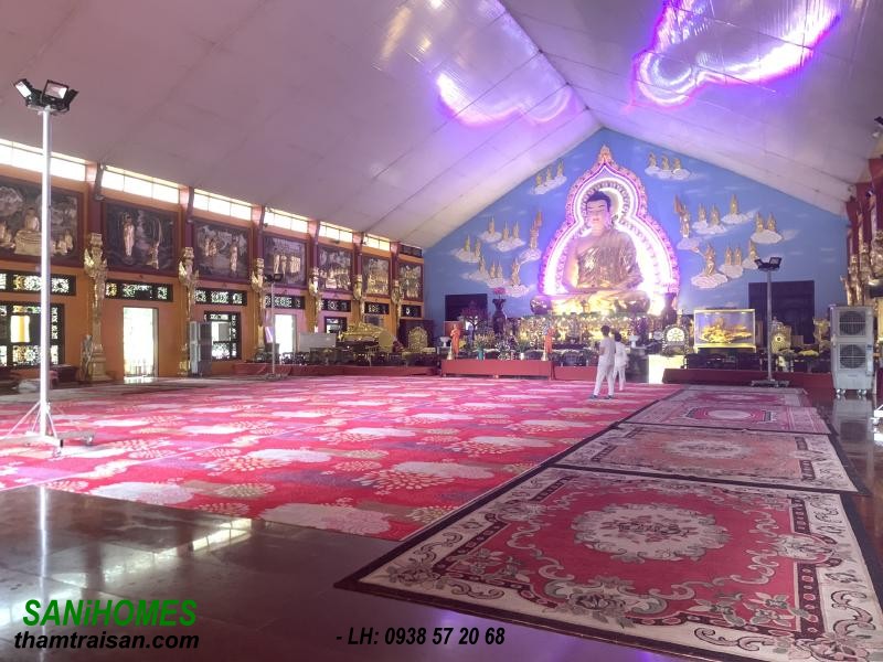 Thảm trải không gian chính điện nhà chùa